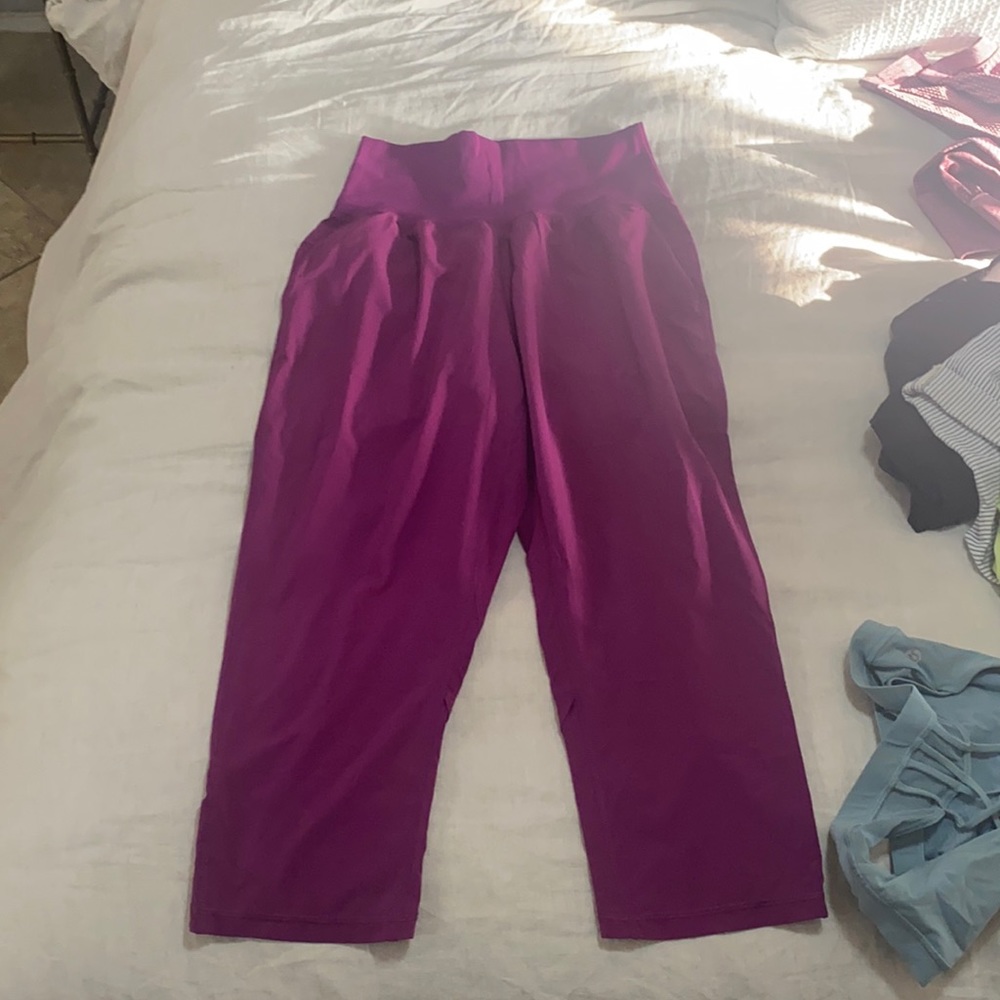 Lulu lemon Fuchsia cropped pant